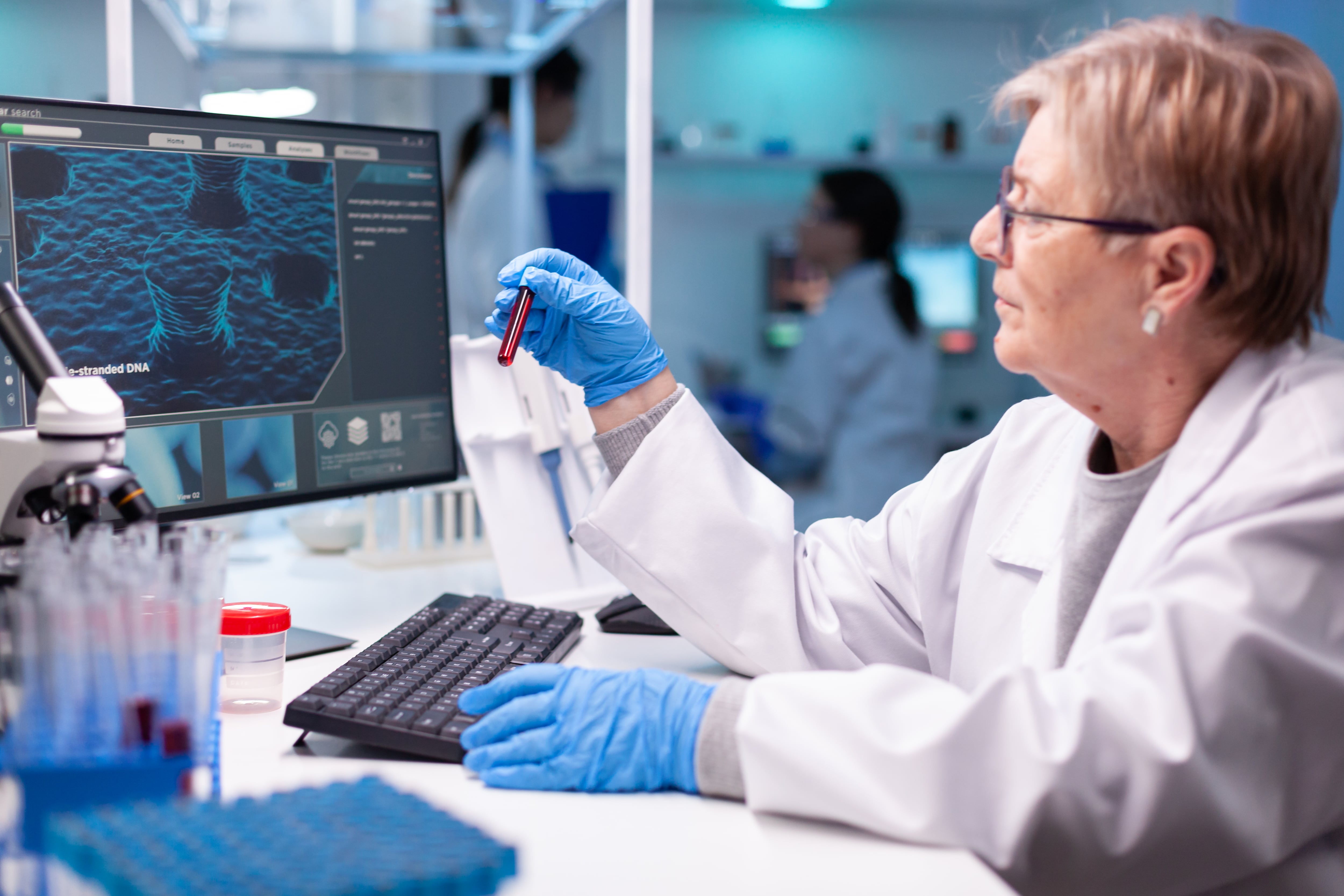 Investigadora trabajando en un laboratorio con muestras de ADN (Magnific)