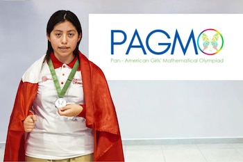 Una joven con polo blanco y capa roja sostiene una medalla plateada frente a una pared con un logotipo que dice PAGMO