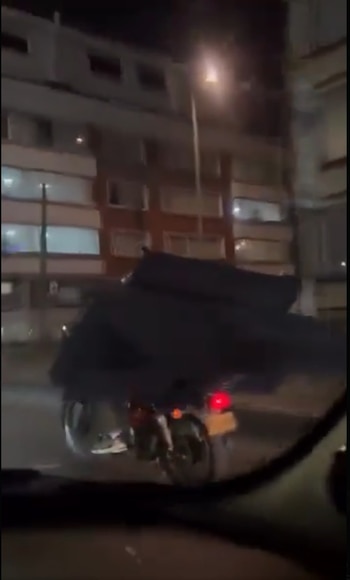 El tamaño de la carga llamó la atención de otros usuarios de la vía durante el recorrido - crédito @PasaenBogota/X