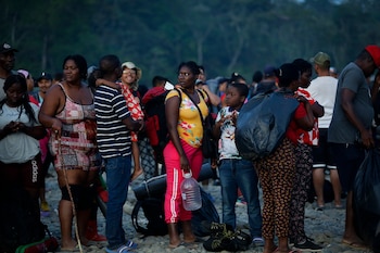 Migrantes africanos han utilizado diferentes conexiones aéreas hacia Sudamérica antes de continuar por tierra hacia Centroamérica, en recorridos que pueden incluir el peligroso cruce de la selva de Darién. EFE/Bienvenido Velasco