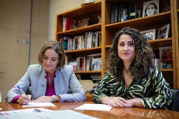 Enma López (d) y Reyes Maroto (i). (Europa Press)