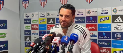 Sebastián Viera, director técnico del Junior de Barranquilla, en medio de la rueda de prensa del martes 22 de septiembre del 2026 - crédito Camerino Deportes