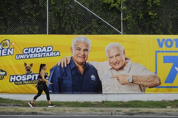 Una valla política en la Ciudad de Panamá muestra al candidato José Raúl Mulino junto al ex mandatario Ricardo Martinelli, refugiado en la embajada de Nicaragua tras una condena por lavado de dinero (EFE/Carlos Lemos)