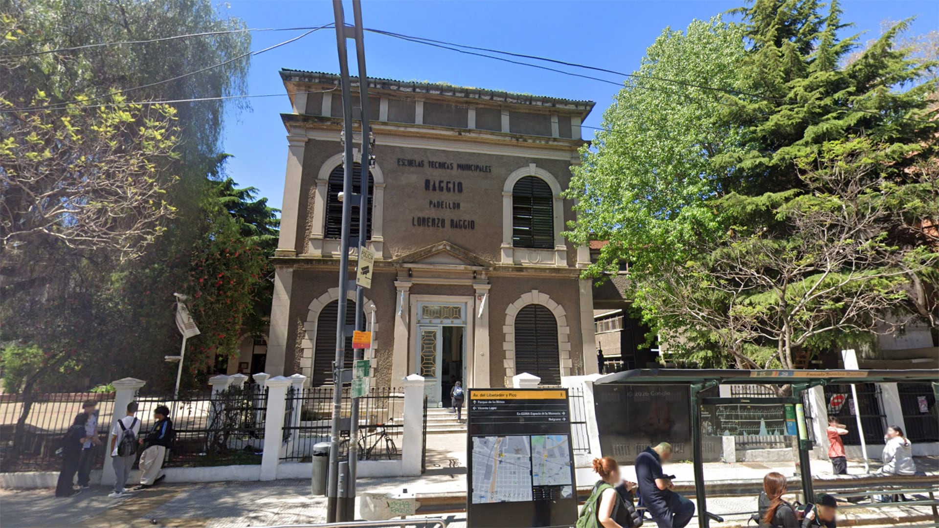 Entrada principal de la Escuela Técnica Raggio de la Avenida del Libertador al 8600, uno de los establecimientos donde se activaron los protocolos