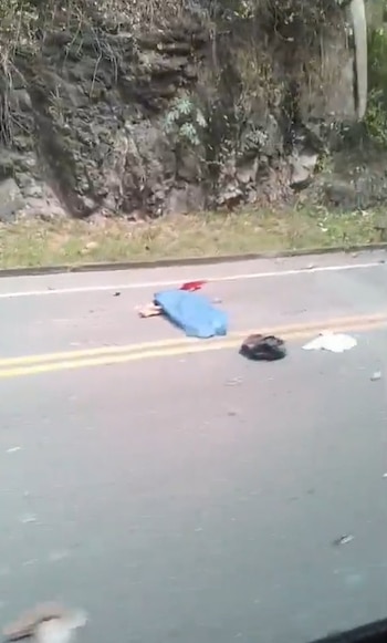 La emergencia fue atendida por unidades de la Policía de Carreteras de Caldas, quienes acordonaron el área y realizaron la inspección judicial - crédito Captura video Denuncias Antioquia