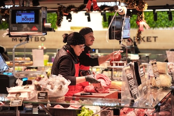 Dos trabajadores de una carnicería