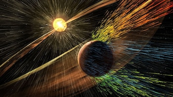 Esta ilustración muestra partículas cargadas de una tormenta solar que desprenden partículas cargadas de la atmósfera de Marte, uno de los procesos de pérdida atmosférica marciana estudiados por la misión MAVEN de la NASA (NASA/GSFC)