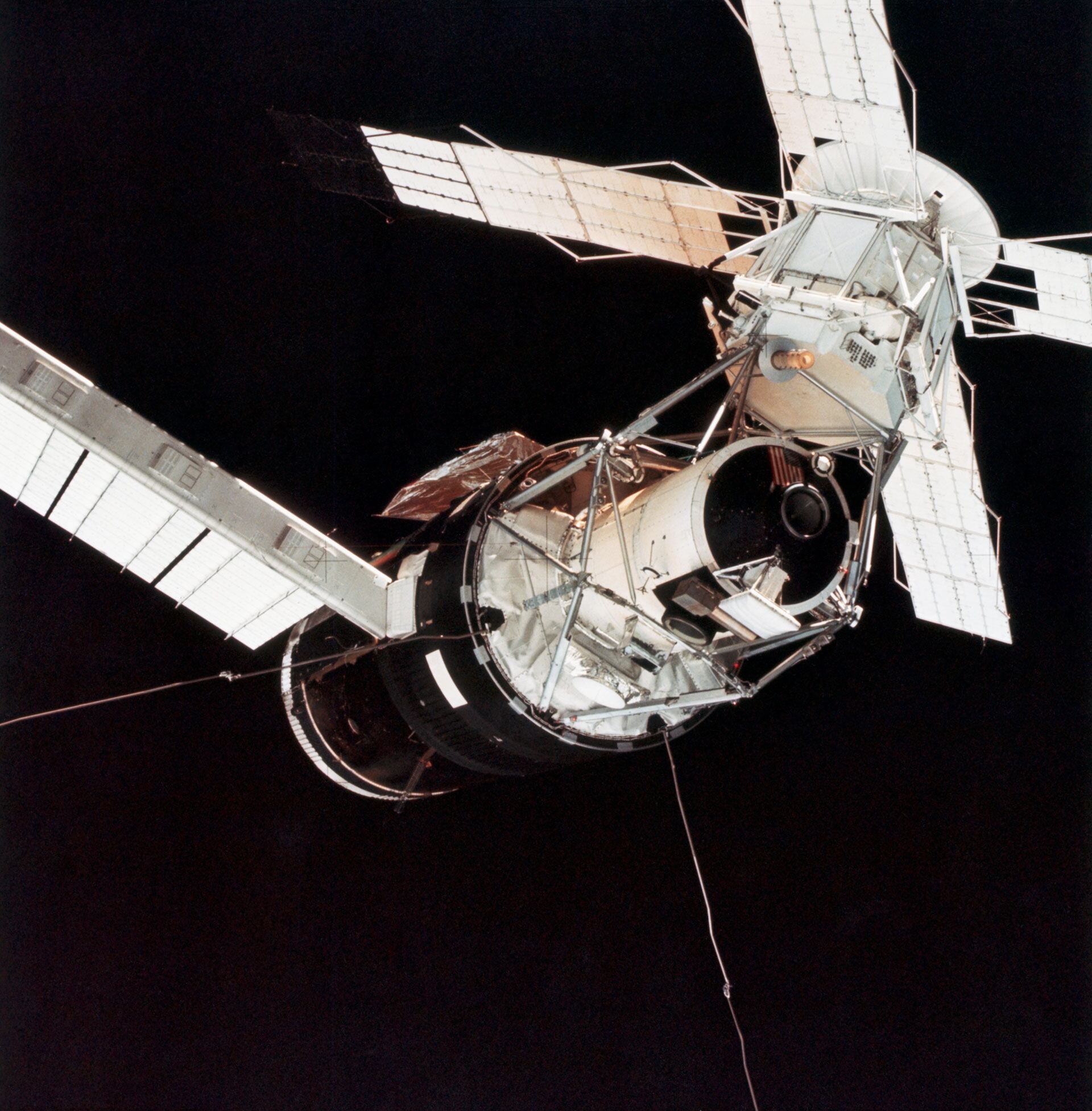 Primer plano del complejo de la estación espacial Skylab, fotografiado desde el módulo de mando de la misión Skylab III durante la maniobra de inspección visual (o vuelo de reconocimiento) previa al acoplamiento (Bettmann)