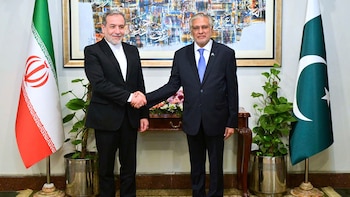 Abas Araqchi y Ishaq Dar, ministros de Asuntos Exteriores de Irán y Pakistán, respectivamente. (Pakistan Foreign Ministry via AP)