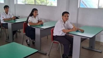 De los 12 escolares que