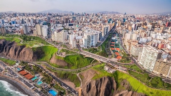 En el Día del Arquitecto, exploramos cómo la tecnología y una gestión eficiente pueden cambiar el panorama urbano en el Perú, enfrentando la autoconstrucción y la falta de infraestructura.
Foto: Medium