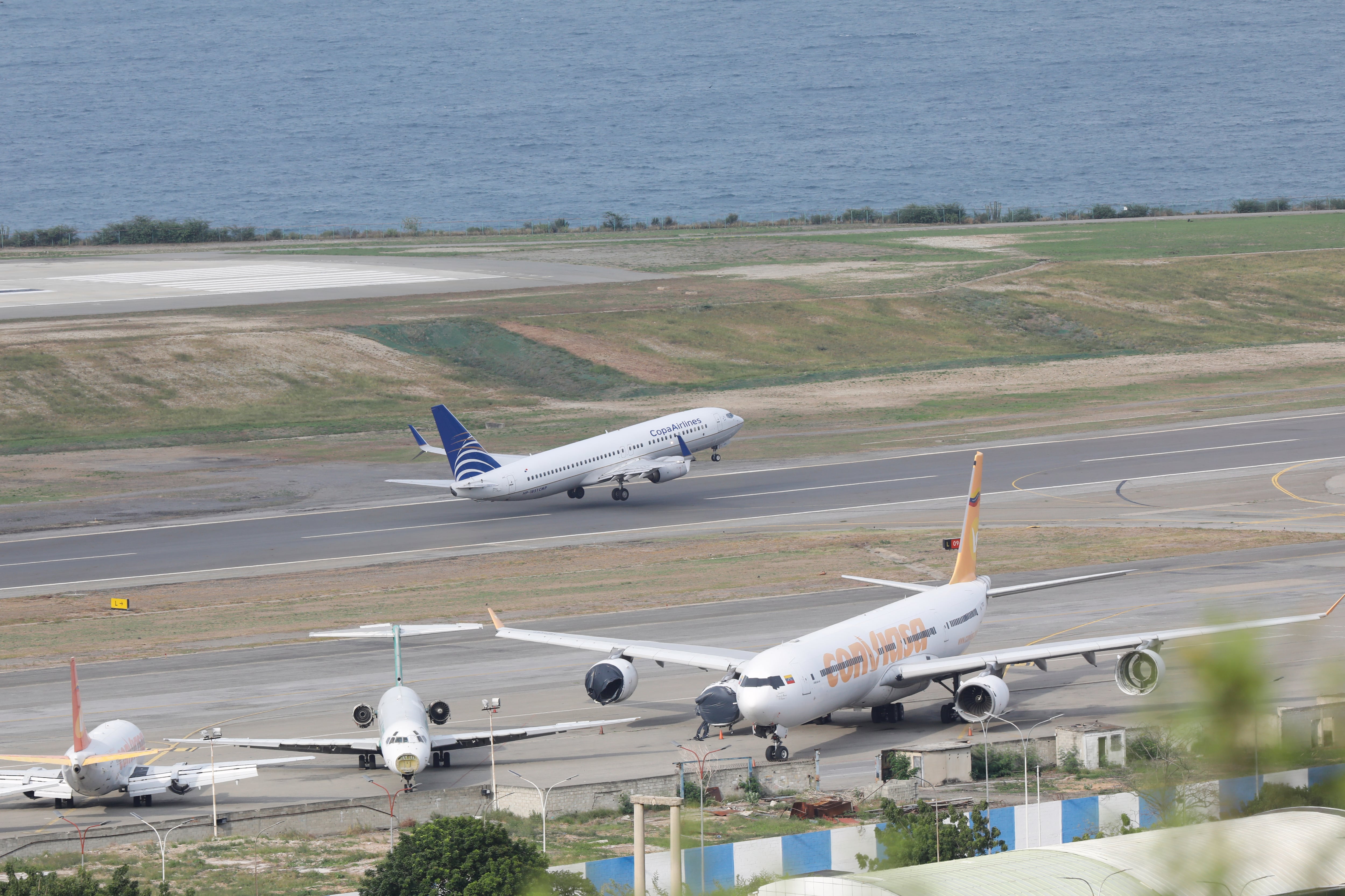 Vista general del aeropuerto de Maiquetía, que sirve a Caracas, en medio de restricciones a la conectividad aérea (AP foto/Cristian Hernández)