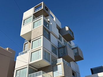 Qube es un edificio residencial de ocho pisos ubicado en pleno centro de Puerto Madryn, a unos 150 metros de la costanera