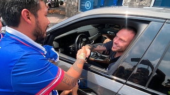 Rodolfo Rotondi regala a aficionado de Cruz Azul el mejor momento de su vida