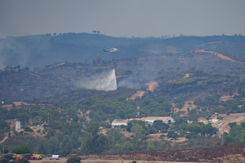 Imágenes del avance del incendio de Niebla en el término municipal de Aznalcollar. (Francisco J. Olmo / Europa Press)