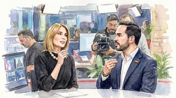 Ilustración en acuarela de una periodista entrevistando a un hombre en un estudio de televisión. Se ven camarógrafos y equipos de fondo, y un monitor.