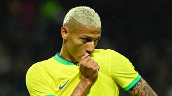 Richarlison celebrando su primer tanto