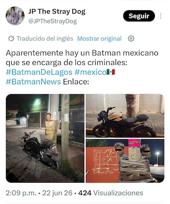 Hombre atado con cinta a un poste y motocicleta en calle. Otra motocicleta estacionada. Dos hombres con ojos cubiertos, atados con cinta a una pared con graffiti
