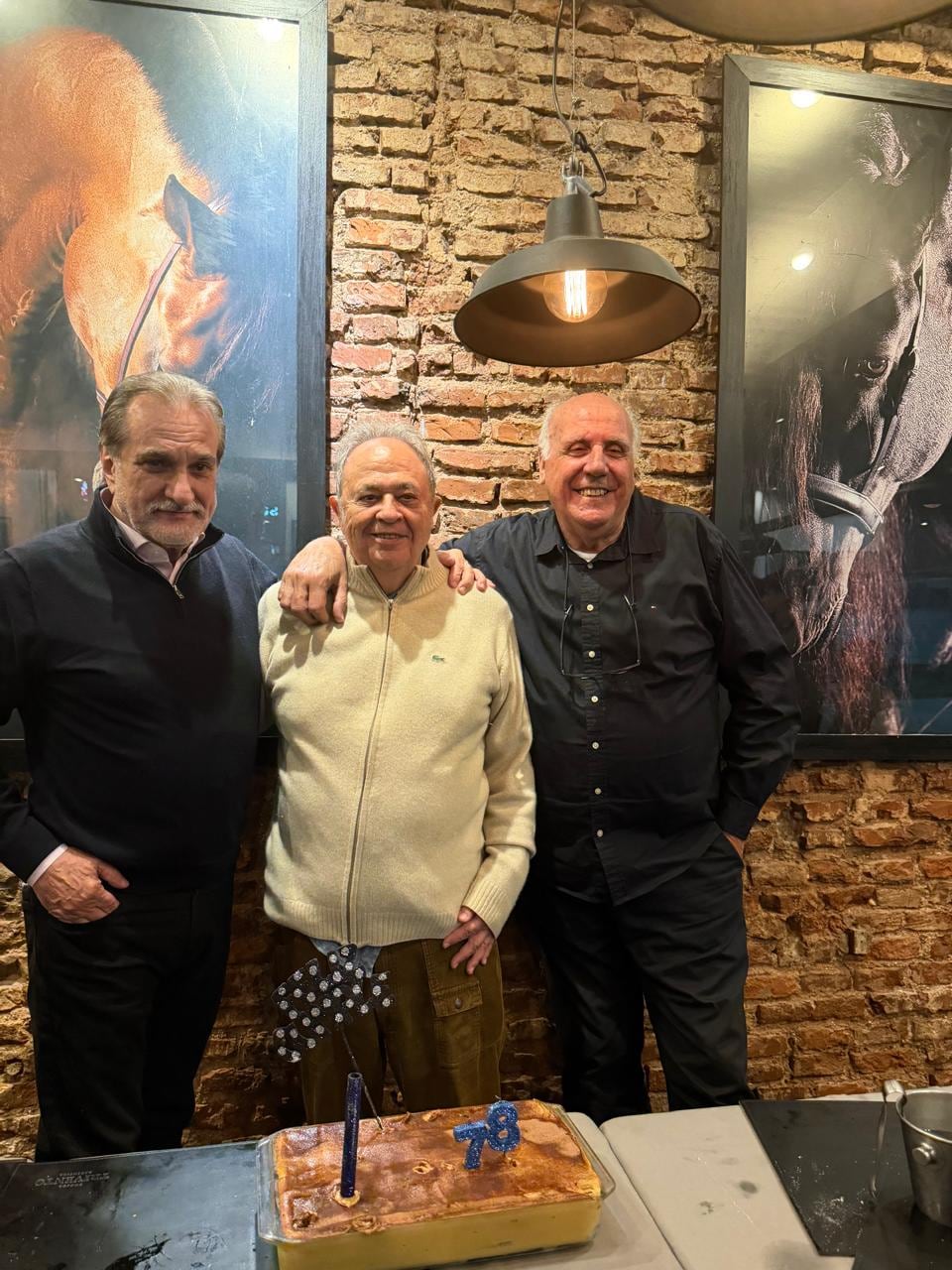 Con dos amigos, el día de su cumpleaños 78