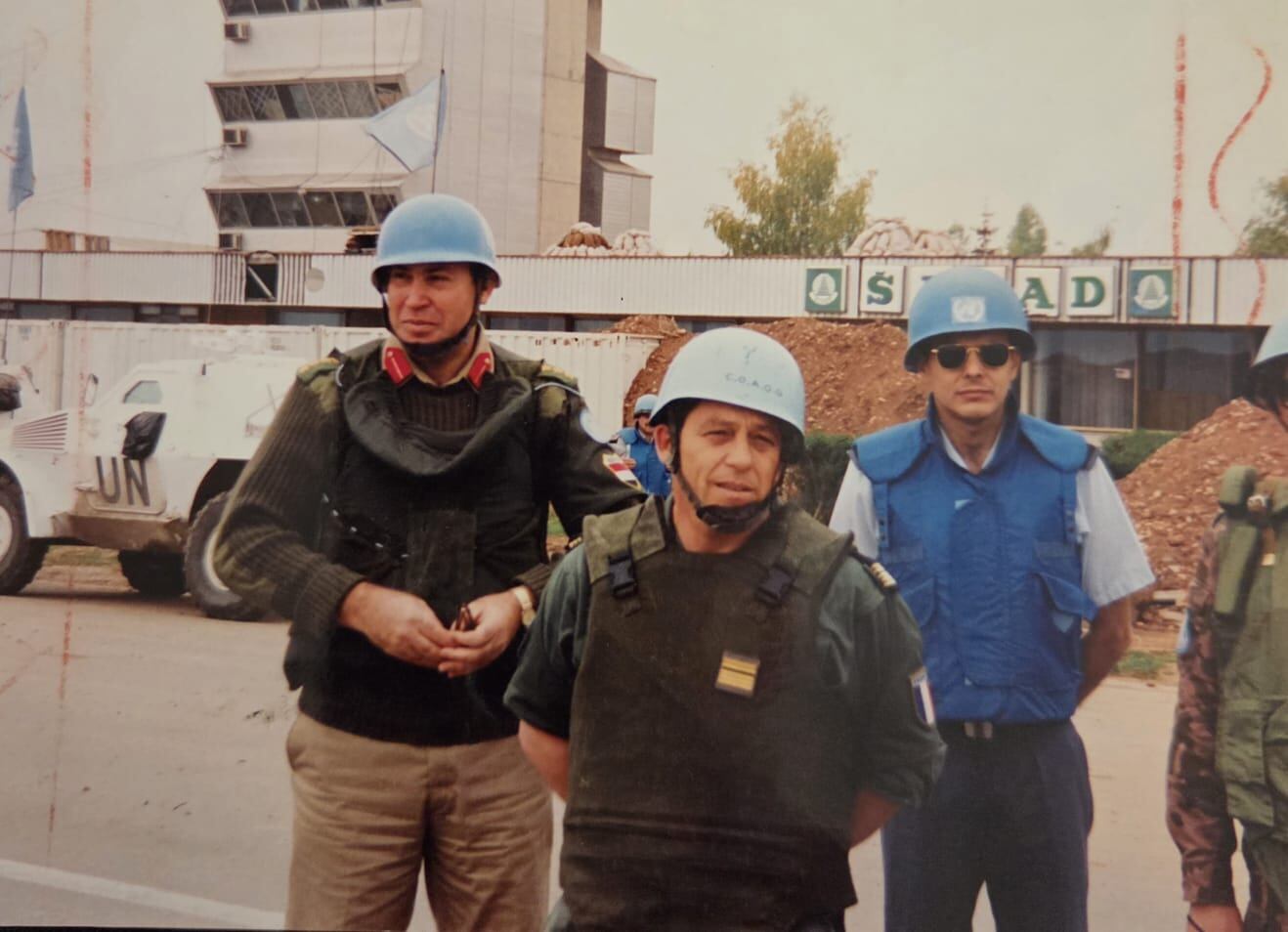 El entonces mayor Jorge Mario Reta (derecha) en el aeropuerto de Sarajevo, que controlaba la ONU tras una audaz negociación. Como jefe de gabinete del general francés Philippe Morillon, Reta fue el único americano que negoció cara a cara con el criminal de guerra Ratko Mladic, el