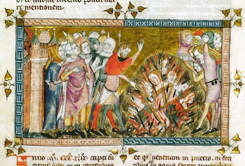 Manuscrito iluminado medieval que muestra a un grupo de personas frente a una hoguera donde arden varias figuras, con edificios en el fondo
