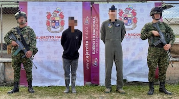Las autoridades detuvieron a seis personas, entre ellas un menor de edad, tras el operativo en Argelia, Cauca - crédito Ejército Nacional