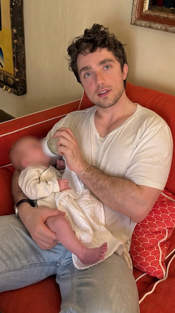 François Pinault Jr sosteniendo a su hijo