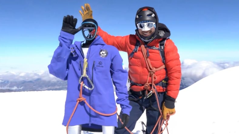 Pemba, el robot humanoide, alcanzó la cima del Chimborazo de 6.190 metros con apoyo de un equipo de escaladores.(X/@pabloberlangab)