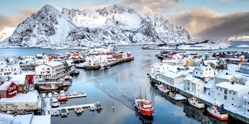 La tradición pesquera convive con la modernidad deportiva: bastidores de madera para secado de bacalao rodean el estadio, integrando sus oficios centenarios con el fútbol (Wikimedia Commons)