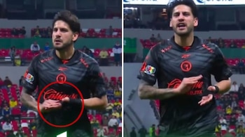 El futbolista de Xolos recibió la tarjeta roja durante el tiempo añadido y realizó un gesto que parecía imitar el conteo de dinero, aunque no aclaró qué quiso expresar.
Copiar título (Captura de pantalla)