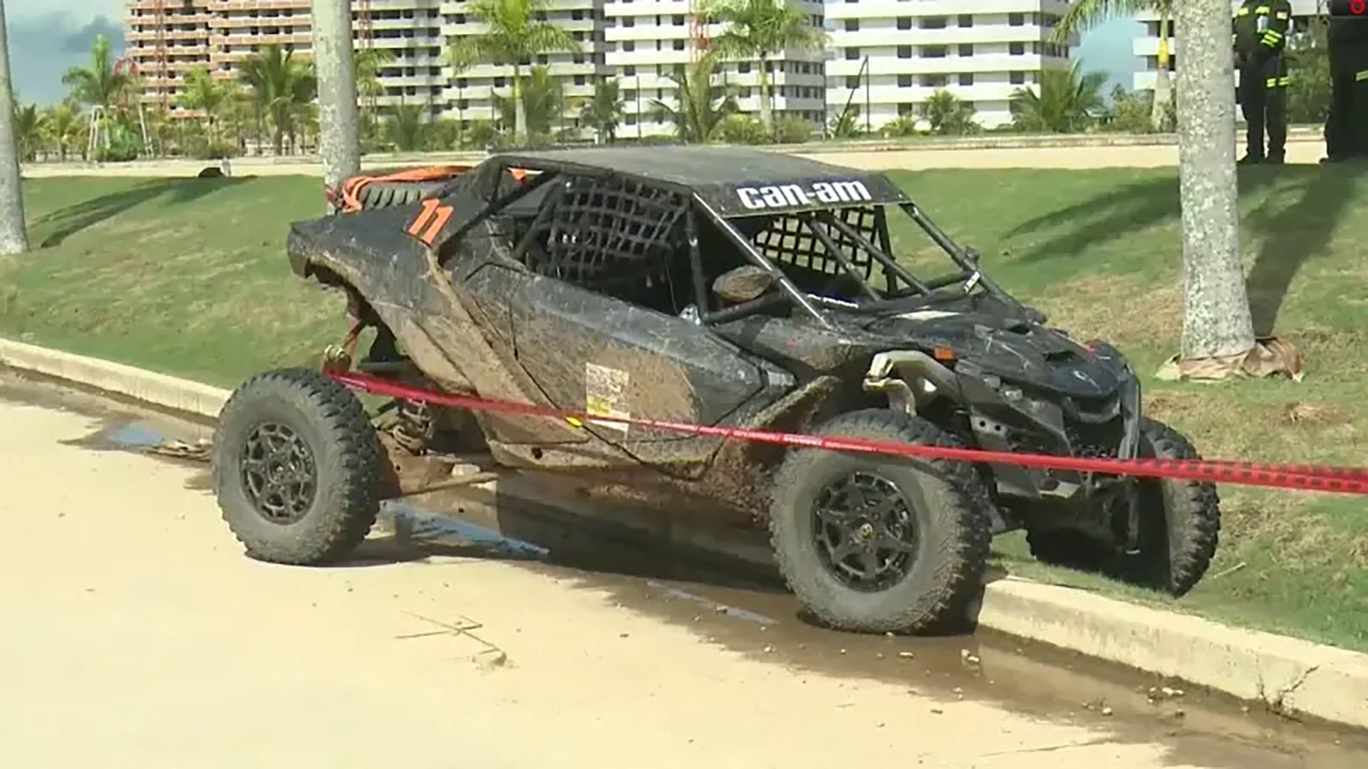 El vehículo tipo buggie Can-Am del piloto de rally, sucio de barro, se encuentra acordonado en la escena del crimen donde fue asesinado.