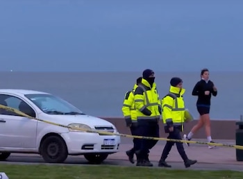 El Parque Rodó amaneció con policías tras el asesinato de un niño de 12 años; temprano en la mañana, algunos salían a correr (Captura Telemundo/Canal 12)