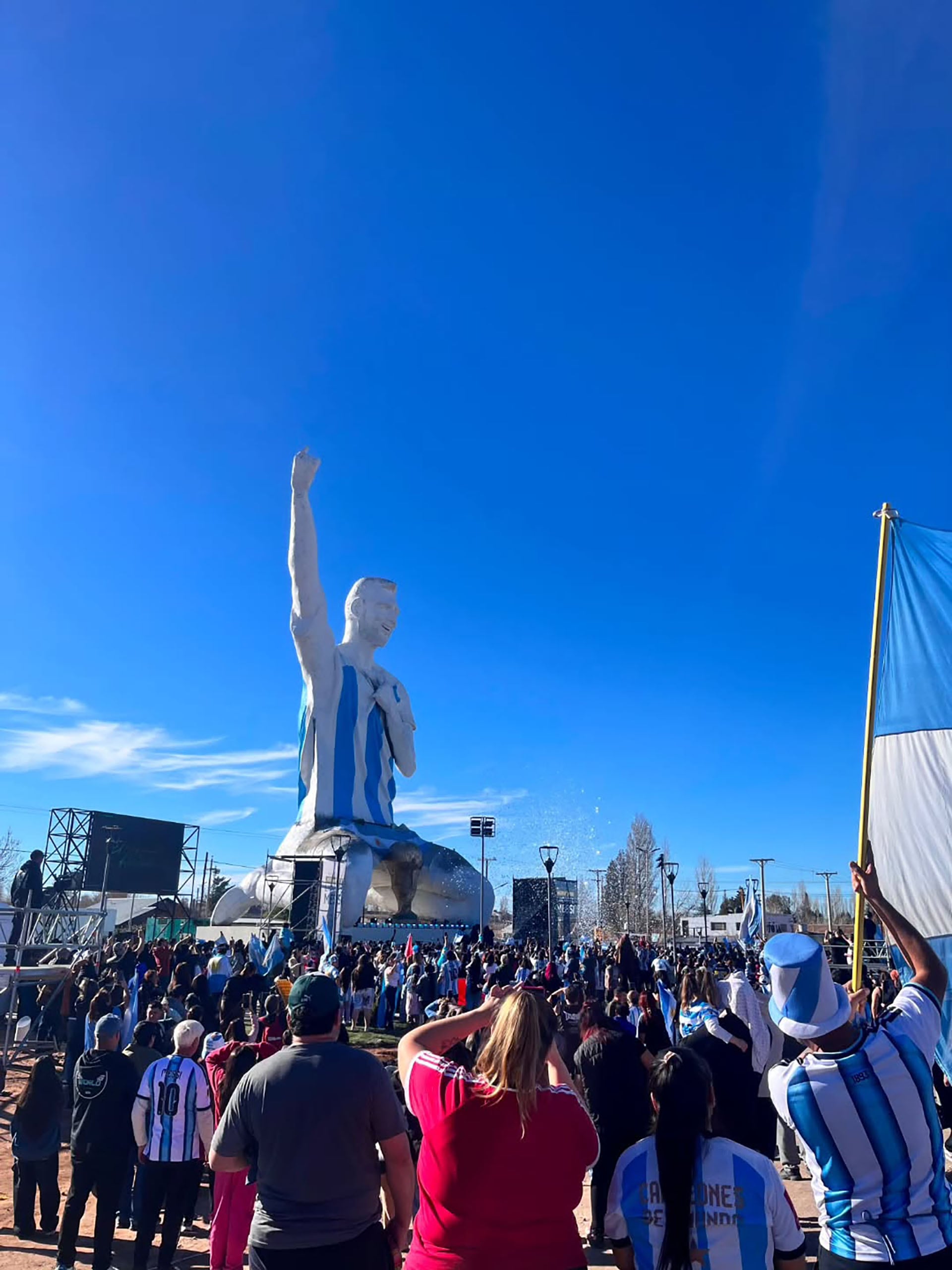 Cientos de personas en la inauguración de la estatua de Lionel Messi