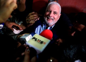 El expresidente Ricardo Martinelli (c).