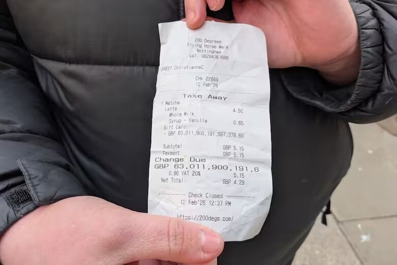 Los £63 cuatrillones impresos en la tarjeta superan cualquier fortuna global, pero su uso está limitado a café y comida (Crédito: Nottingham Post)