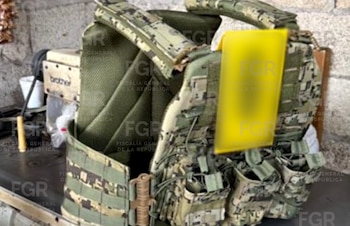 Chaleco táctico asegurado en el