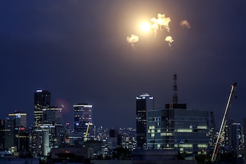Uma explosão de projéteis interceptados pelo sistema de defesa antimísseis Iron Dome de Israel sobre Tel Aviv em 28 de fevereiro de 2026 (Jack GUEZ/AFP)