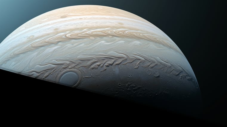 La corteza helada de Europa, de entre 15 y 25 km de espesor, cubre un océano profundo de hasta 100 km, el cual descansa sobre un núcleo rocoso que hace mucho tiempo perdió la capacidad de irradiar calor suficiente para sostener actividad en el fondo marino, lo que limita las potenciales fuentes de energía (Imagen ilustrativa Infobae)