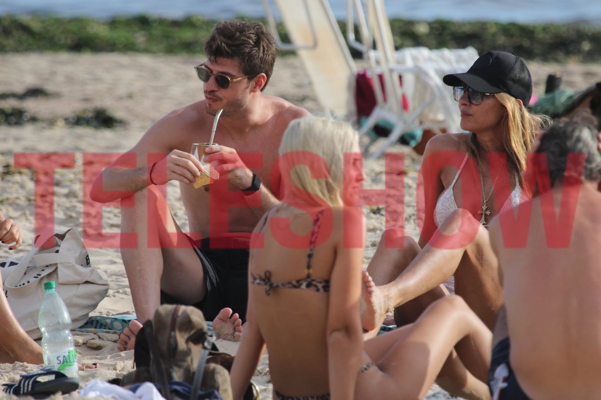 Entre charlas y mate, Andrea disfrutó del verano uruguayo sentada muy cerca de su acompañante, bajo el sol esteño