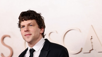Jesse Eisenberg admite que durante años menospreció la actuación: “Es un trabajo tan ridículo, nos pagan demasiado”