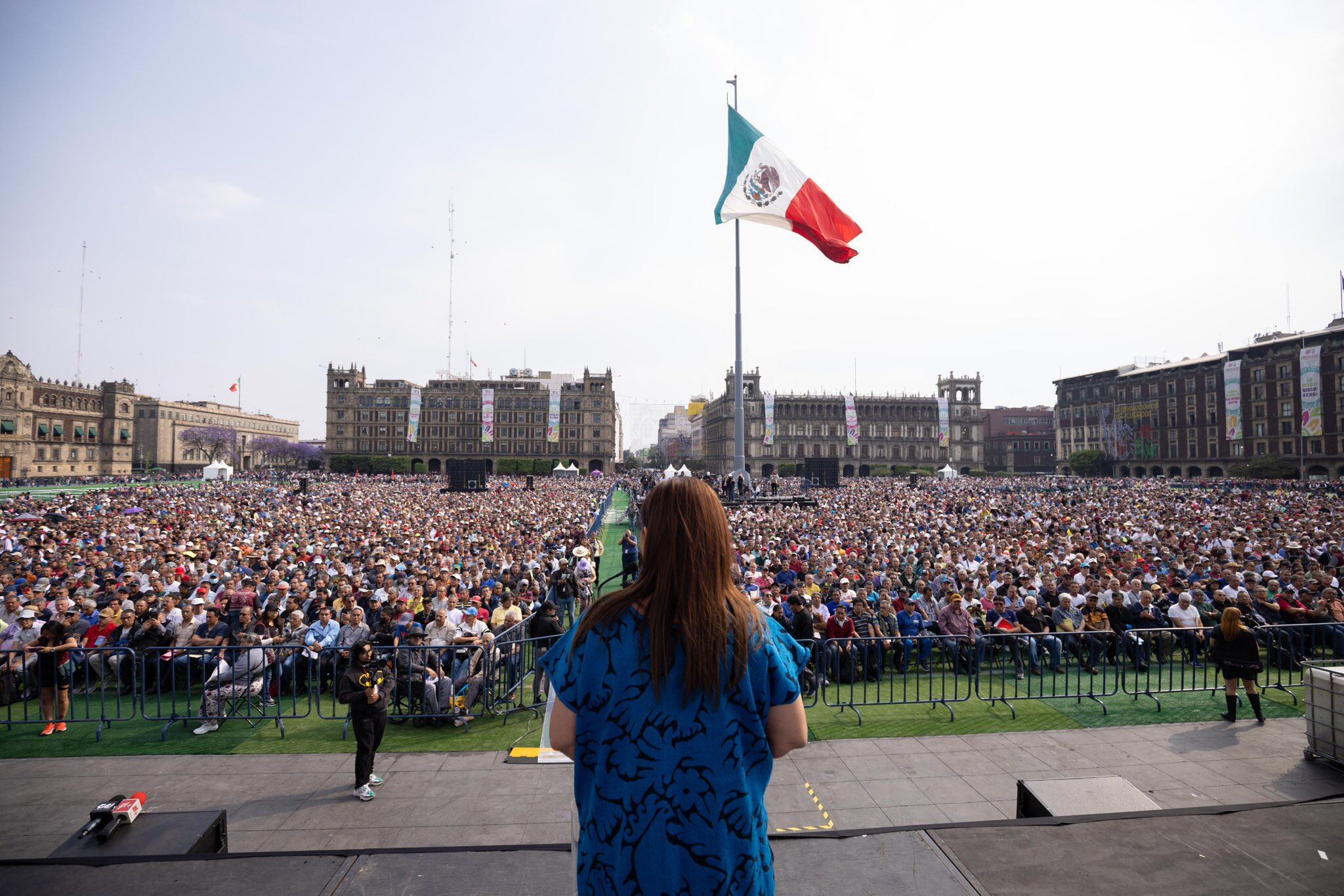 La jefa de Gobierno de la Ciudad de México, Clara Brugada, llevó a cabo la entrega de tarjetas de la Pensión Hombres Bienestar en el Zócalo capitalino el pasado lunes 16 de marzo. Foto: X/@GobCDMX.