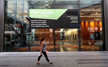 Una mujer pasa junto a