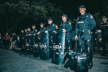 El Gaula y el Inpec intervinieron la cárcel de Palmira para decomisar elementos utilizados en delitos coordinados desde el penal. (@GobValle / X)