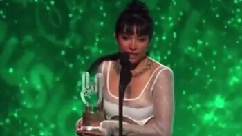 María Becerra recibiendo un premio