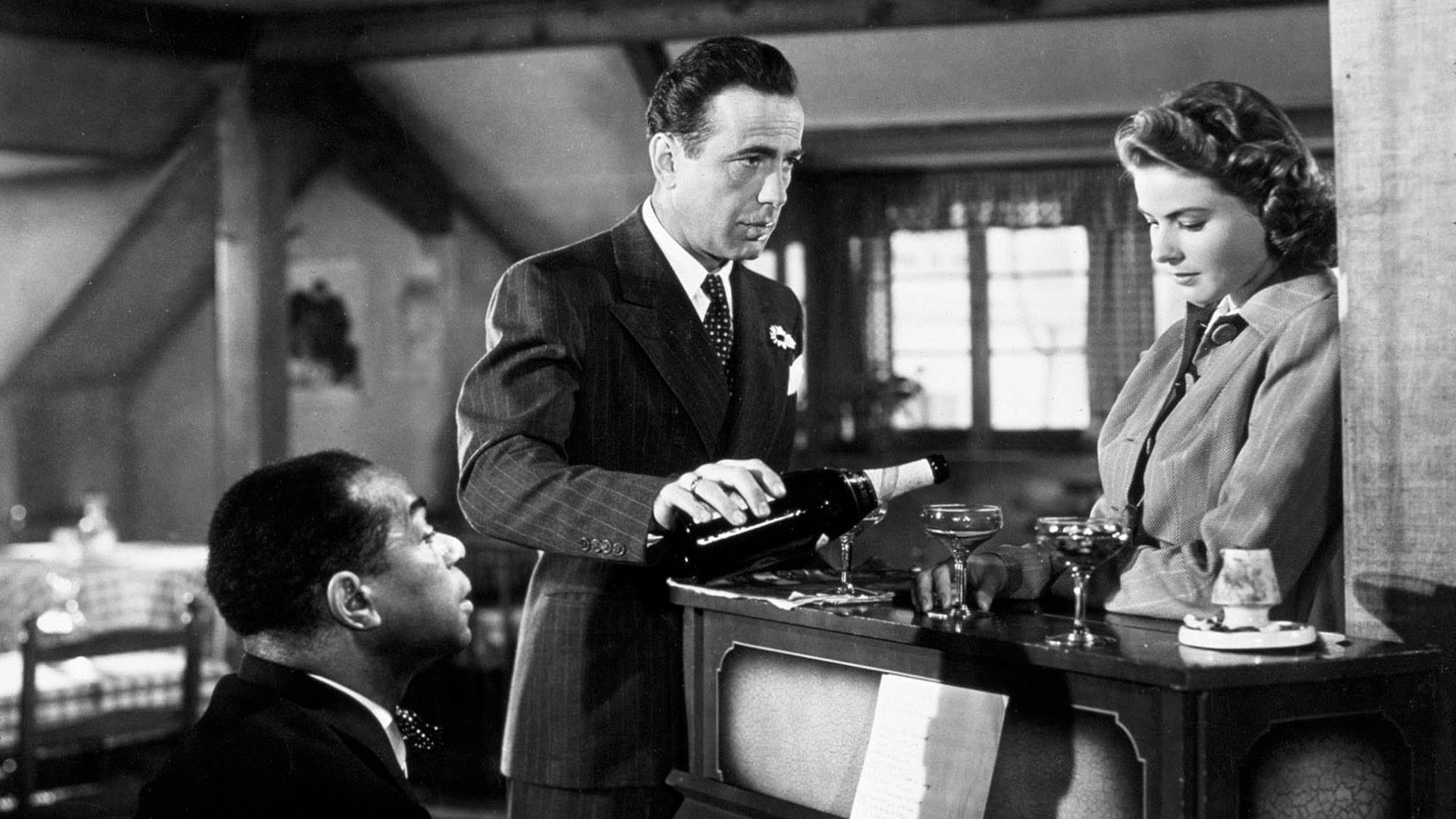 El Rick’s Café en Casablanca recrea la ambientación clásica del film con música en vivo y lámparas art decó, un imperdible para los viajeros nostálgicos.