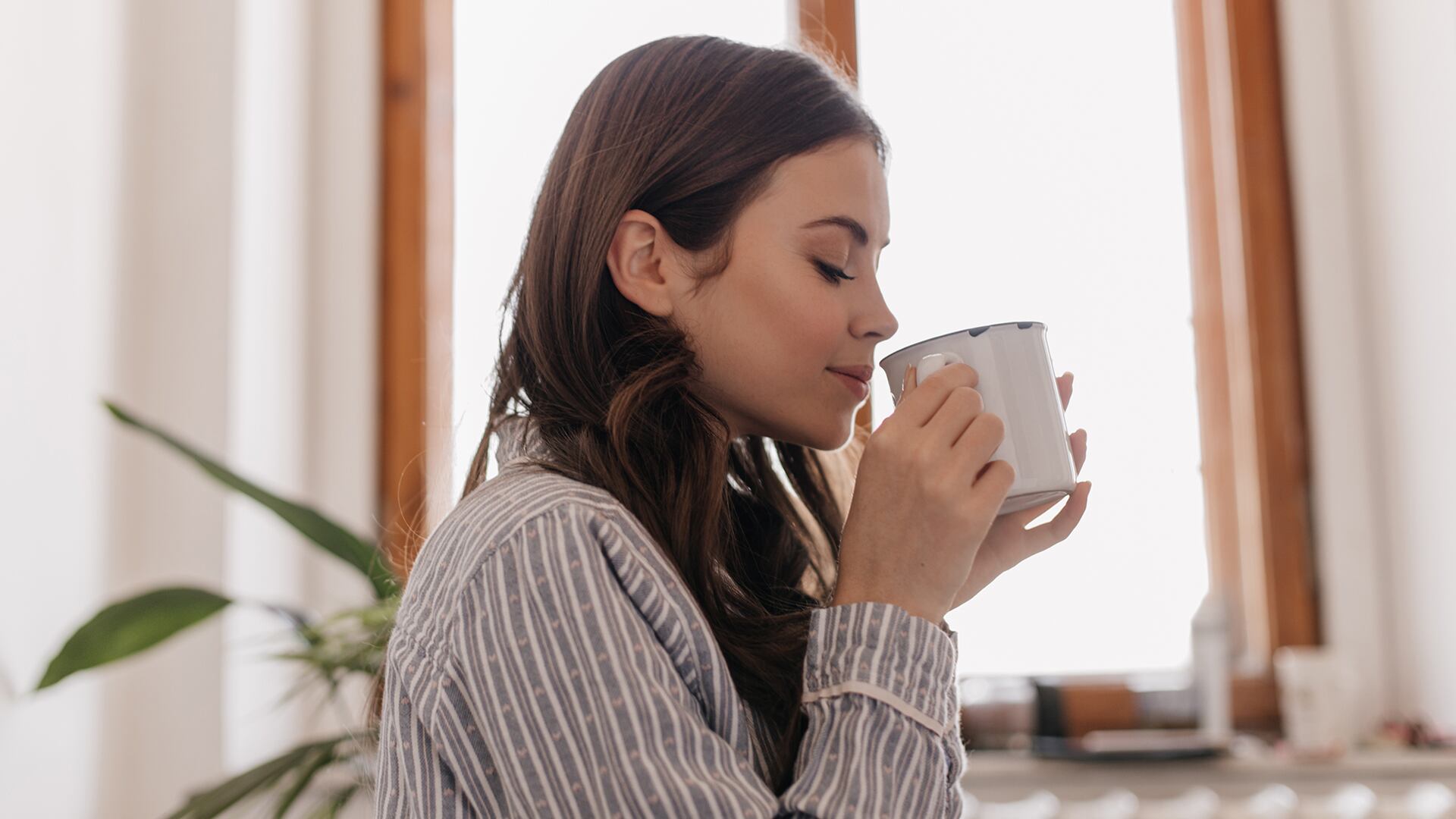 La cafeína está presente no solo en el café, sino también en bebidas energéticas, chicles e incluso algunos medicamentos (Freepik)