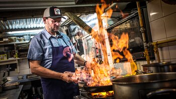 Christophe Krywonis en acción cocinando exclusivamente para los invitados de Ford