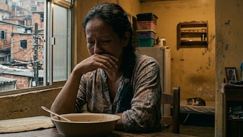 Nuevos datos revelan cómo la violencia doméstica persiste tras las puertas cerradas. Historias devastadoras, relaciones familiares rotas y el incremento de situaciones de riesgo ponen en evidencia una crisis silenciada en El Salvador (Imagen IA)