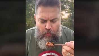 Un español prueba el menú