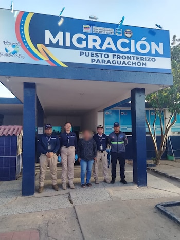 La ejecución de una expulsión migratoria en la frontera de Paraguachón movilizó a las autoridades colombianas tras la detección de una ciudadana venezolana con una orden de expulsión vigente - crédito Migración Colombia